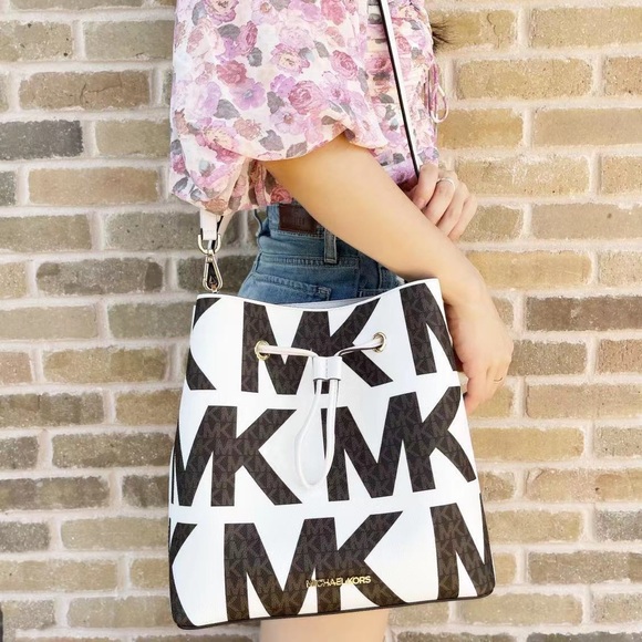 Gaby’sBags💕NWT Michael Kors Bucket Tote - Picture 2 of 3